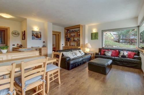 a living room with a couch and a table at Residence La Contea in Bormio