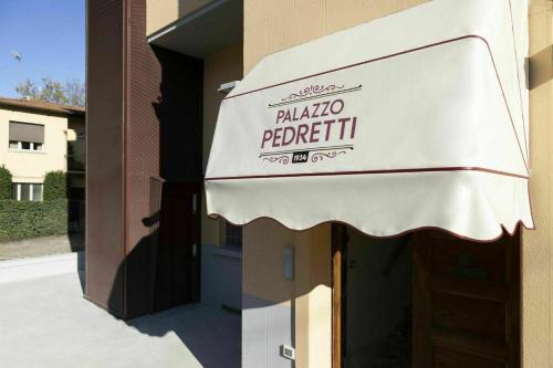 un tendone bianco sul lato di un edificio di Palazzo Pedretti Halldis Apartments a Bologna