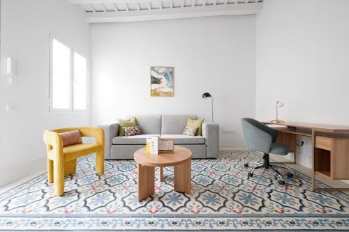 uma sala de estar com um sofá e uma mesa em numa I Solea Apartments em Sevilha
