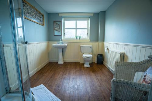 Ванная комната в The Farmhouse, 6 bed property, Forres