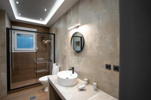 A bathroom at Meteora vibes