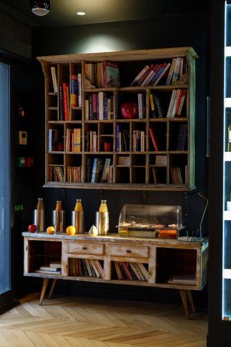 ein Bücherregal voller Bücher in der Unterkunft Hotel Scarlett in Paris