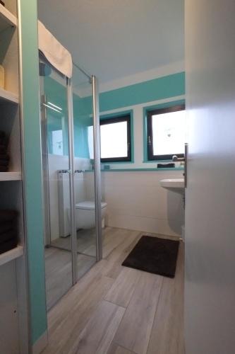 ein Bad mit einer Dusche, einem Waschbecken und einem WC in der Unterkunft Ferienwohnung Twete in Detmold