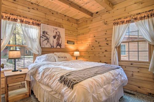 מיטה או מיטות בחדר ב-Rustic Rothbury Cabin with Resort Amenity Access!