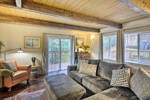 Χώρος καθιστικού στο Cabin with Hot Tub, 25 Mi to Olympic Natl Park