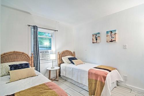 Un pat sau paturi într-o cameră la Retreat Half-Mile to BeachandSiesta Key Village