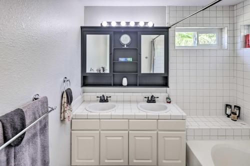 ein weißes Badezimmer mit zwei Waschbecken und einem Spiegel in der Unterkunft Bullhead City Pad with Pool and Patio Near River in Bullhead City