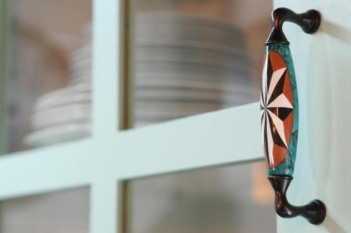 a glass door handle on a door with a window at Greta, apartament cèntric i amb encant in Tremp