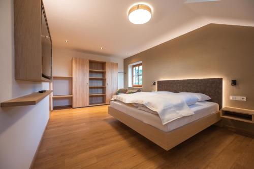 1 Schlafzimmer mit einem großen Bett und einer Küche in der Unterkunft Weingut Lahn zu Eppan in Appiano sulla Strada del Vino