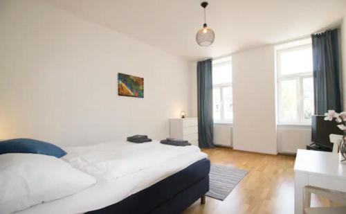 um quarto com uma cama grande e 2 janelas em Studio-Apartment between Schoenbrunn & the City Center (18) em Viena