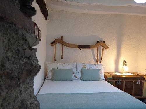 A bed or beds in a room at La Abuela Mercedes en Trevélez