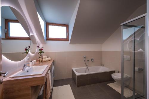 een badkamer met een wastafel, een toilet en een douche bij Weingut Lahn zu Eppan in Appiano sulla Strada del Vino