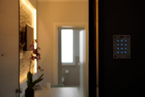 una porta che conduce a un bagno con lavandino e specchio di Residence Deamarina a Marina di Massa