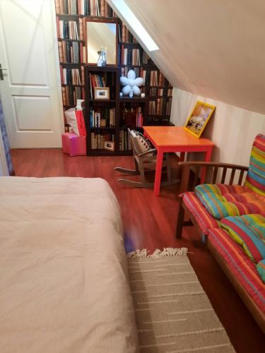 un salon avec un canapé et une table dans l'établissement Maison cocconing proche Reims, à Boult-sur-Suippe