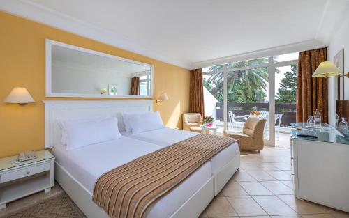 Cette chambre d'hôtel comprend un lit et un balcon. dans l'établissement Marhaba Salem - Family Only, à Sousse