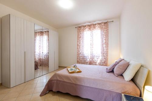 a bedroom with a large bed and a mirror at Agriturismo Il Bosco in Terricciola