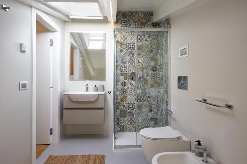 a bathroom with a toilet and a sink and a shower at VILLA GEMMA MARE E PISCINA RISCALDATA in Santa Maria Del Focallo
