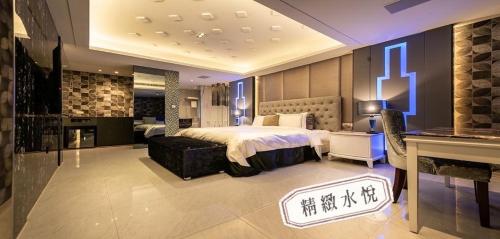 a large bedroom with a bed and a fireplace at Shuiyue Boutique Motel in Dali
