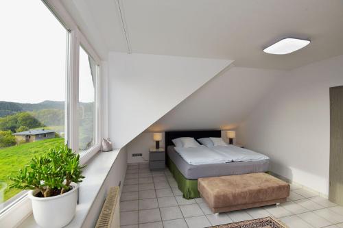 1 dormitorio con cama y ventana grande en Studioappartment SAALEBLICK, en Rudolstadt