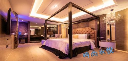 a bedroom with a canopy bed in a room at Shuiyue Boutique Motel in Dali