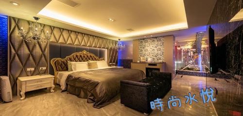 a bedroom with a large bed in a room at Shuiyue Boutique Motel in Dali