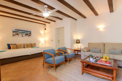 - un salon avec un lit et un canapé dans l'établissement Villa Dulce Manchón, à Altea