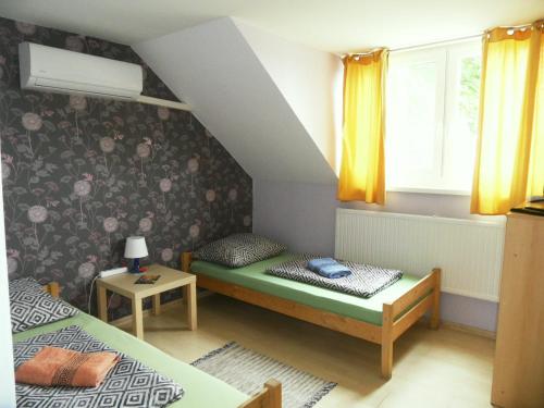 Una cama o camas en una habitación de Fekete Macska Panzió