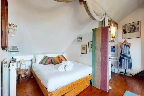 Krevet ili kreveti u jedinici u okviru objekta Beautiful 1bed attic wterrace in North Kensington