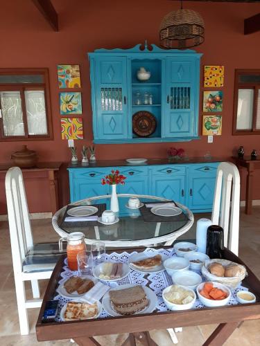 einen Tisch mit Essen in der Küche in der Unterkunft Pousada Enseada do Gostoso in São Miguel do Gostoso