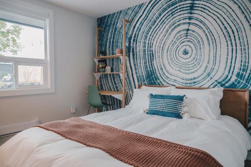 a bedroom with a bed with a blue wall at Penny's Motel in Thornbury
