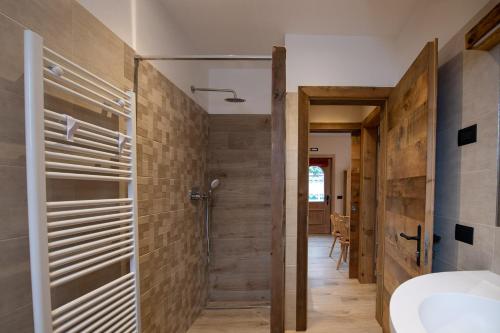 bagno con doccia e lavandino di AG Apartments Livigno centro a Livigno