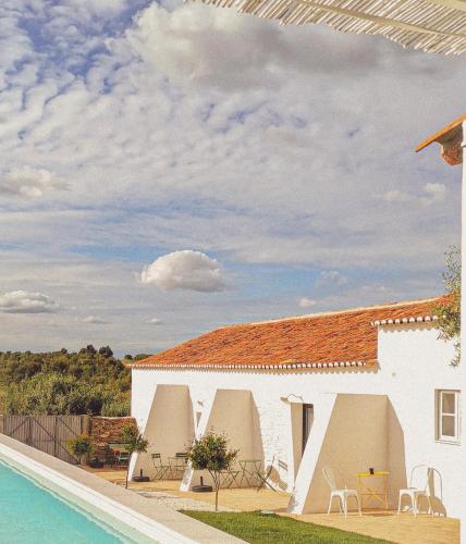 uma prestação de uma casa e uma piscina em Casa no Montinho em Ourique