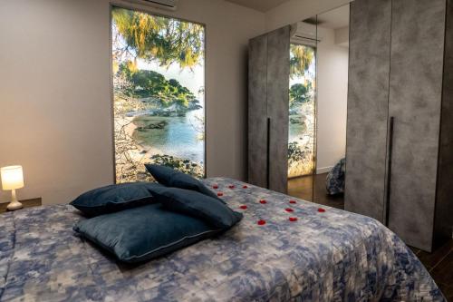 sypialnia z łóżkiem z dużym obrazem na ścianie w obiekcie Resort Villa La Perla Sul Mare w mieście Leporano Marina