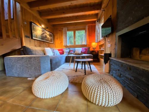 - un salon avec un canapé et une table dans l'établissement Chalet Orval - Chamonix Argentiere, à Chamonix-Mont-Blanc