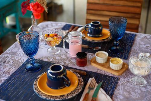 DivisaにあるÁGUA MARINHA Pousada Caparaoのテーブル