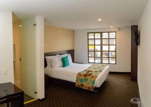 מיטה או מיטות בחדר ב-Hotel Castellana 95