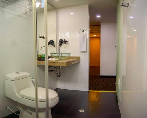 A bathroom at Hotel Confort 80 Castellana