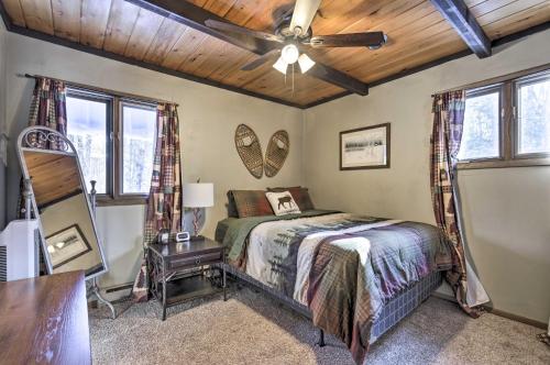 1 dormitorio con 1 cama y ventilador de techo en The Lodge at Valhalla at Powderhorn Ski Resort! en Bessemer