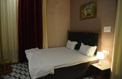 เตียงในห้องที่ Laxmi Residence