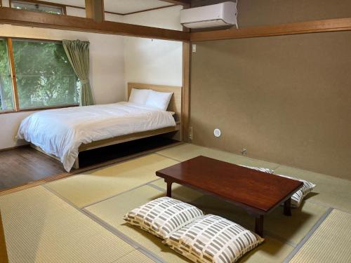 a small bedroom with a bed and a table at Koya TRIBE - Vacation STAY 83052v in Oishi