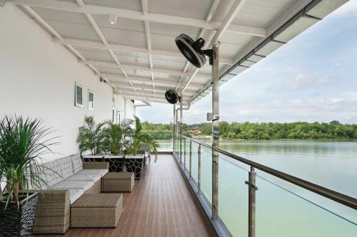 Výhled na řeku, která protéká v blízkosti hotelu
