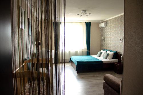 um quarto de hotel com uma cama e uma janela em Cocos Hotel em Rostov on Don