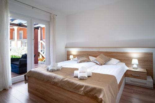 Postel nebo postele na pokoji v ubytování Apartment in Lopar with balcony, air conditioning, WiFi, washing machine (4885-1)