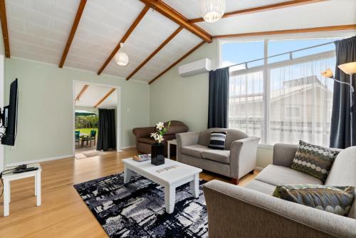 Zona de estar de Fenton Retreat - Rotorua Holiday Home
