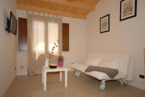 カステッランマーレ・デル・ゴルフォにあるMG Casevacanzaのリビングルーム(白いソファ、テーブル付)