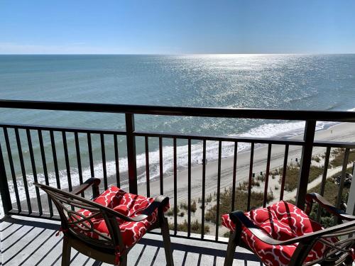 deux chaises sur un balcon donnant sur l'océan dans l'établissement 1510 Pearl on the Beach Pet Friendly, à Myrtle Beach