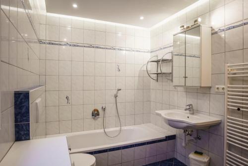 Ein Badezimmer in der Unterkunft Chalet Irmi Hart im Zillertal