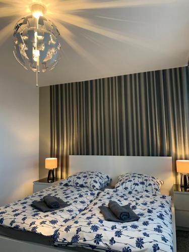 een slaapkamer met een bed met 2 kussens erop bij Ruhrpott-Liebe in Bottrop