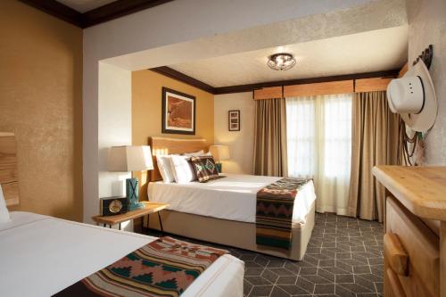 Tempat tidur dalam kamar di Hotel El Rancho
