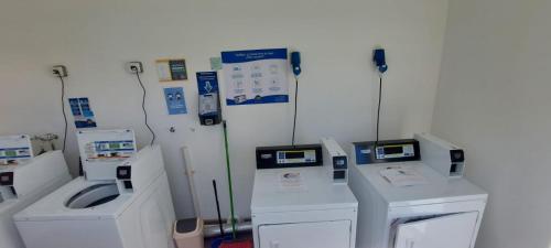 a room with washing machines and washers and machines at Bellisimo departamento en el Tabo in El Tabo